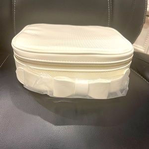 ❤️Estée Lauder cosmetic Bag  in white patent/glossy